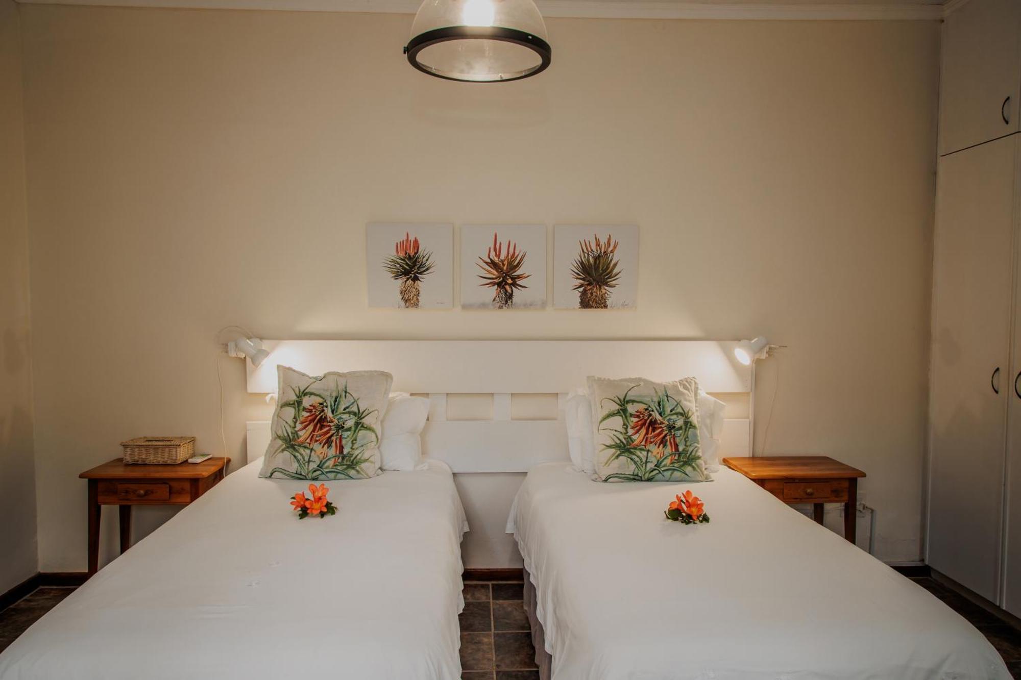 Aan De Oever Guesthouse Свелендам Екстериор снимка
