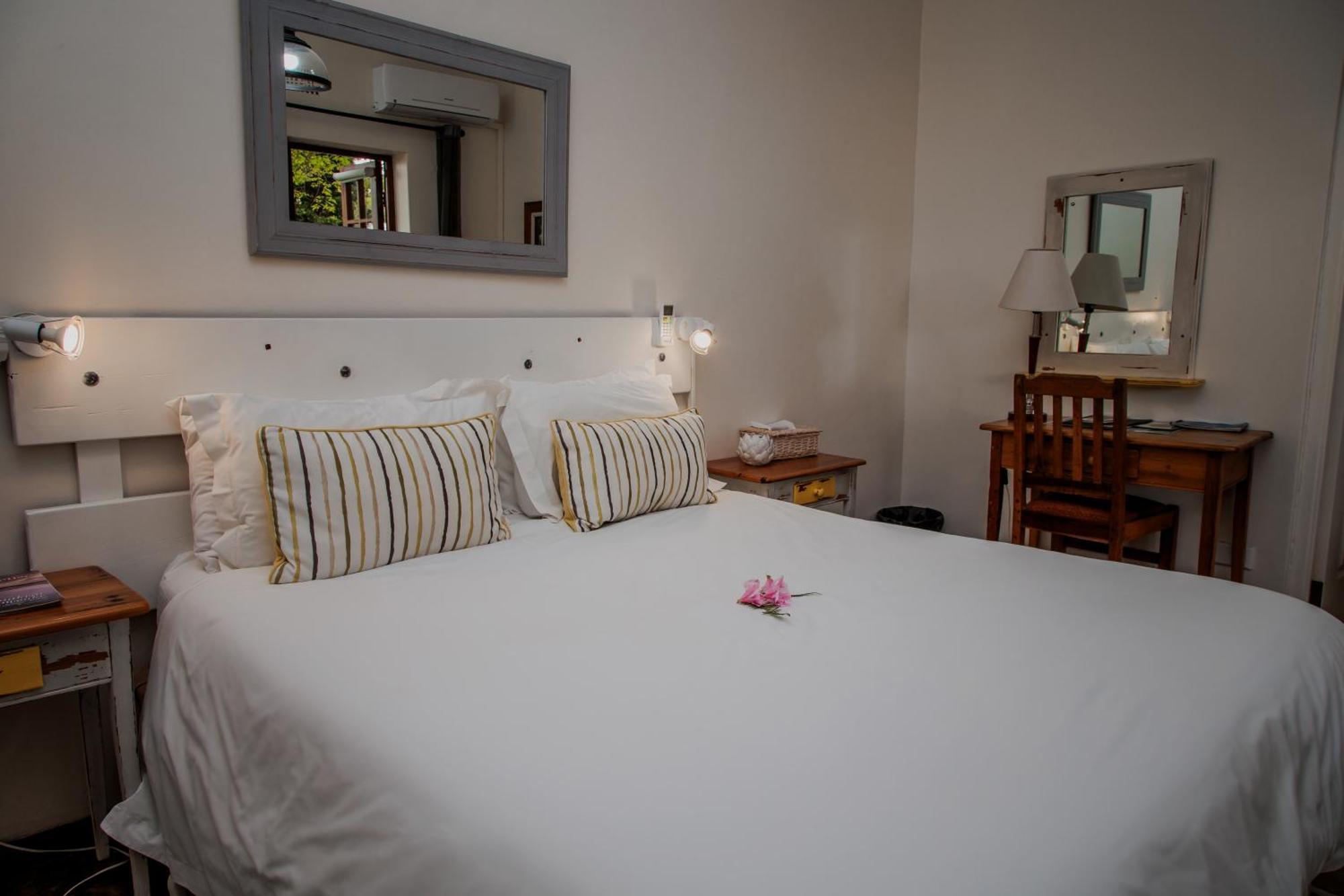 Aan De Oever Guesthouse Свелендам Екстериор снимка